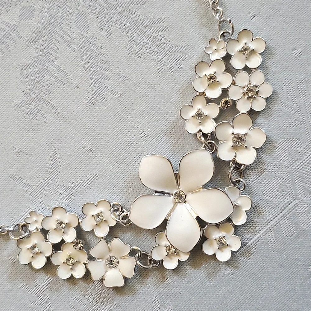 NIP New Charming Charlie Cream White & Silver Color Floral Necklace/Earrings Set - Picture 2 of 4